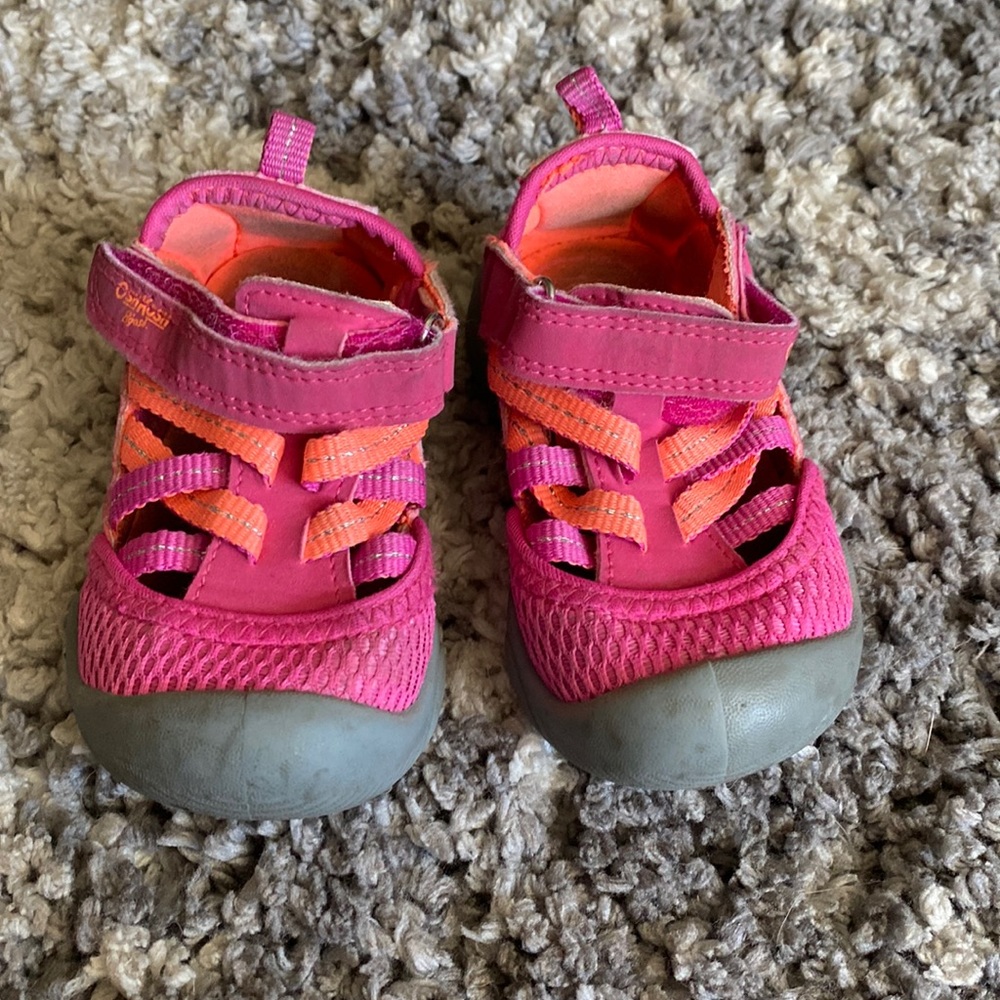 Oshkosh size 5 shoes
